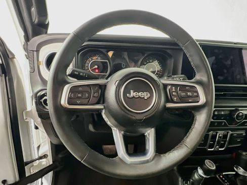 Used 2025 Jeep Wrangler Unlimited Sahara AWD/4WD image 17
