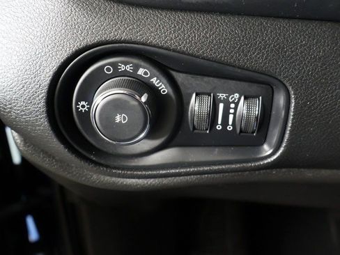 Used 2020 Jeep Renegade Latitude w/ UConnect 8.4 Nav Group image 30