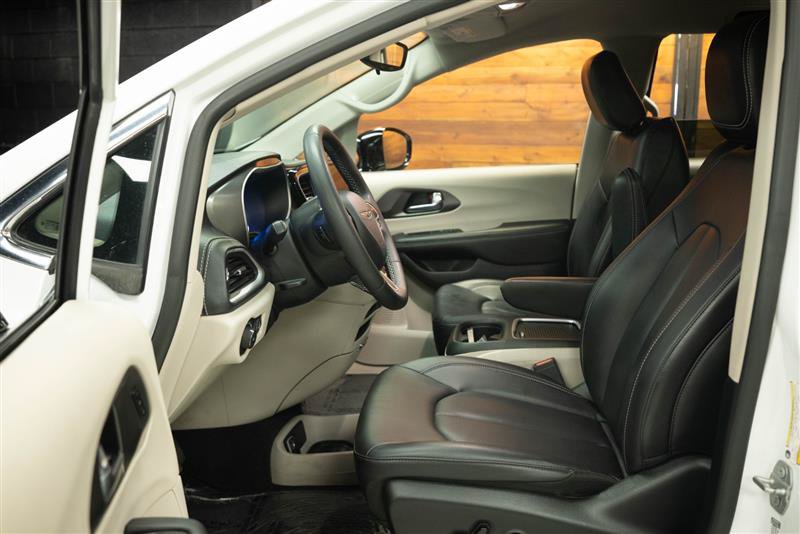 Used 2024 Chrysler Pacifica Limited FWD image 9