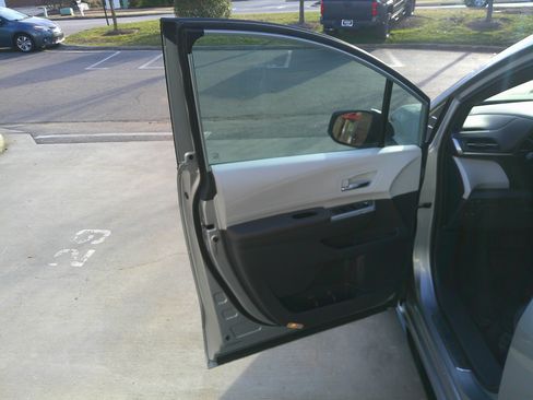 Used 2021 Toyota Sienna XSE image 58