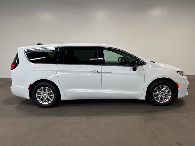 Used 2024 Chrysler Pacifica Touring-L FWD image 2