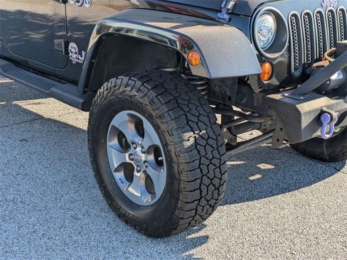 Used 2017 Jeep Wrangler Unlimited Sahara w/ Connectivity Group image 9