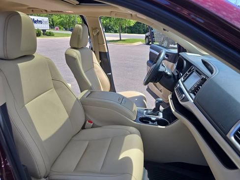 Certified 2019 Toyota Highlander XLE AWD/4WD image 13