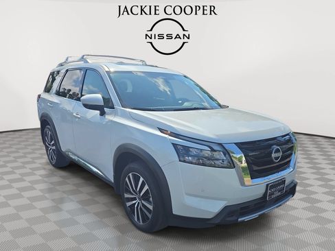 Used 2025 Nissan Pathfinder Platinum w/ Cargo Package FWD image 3