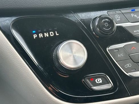 Used 2023 Chrysler Pacifica Touring-L image 34