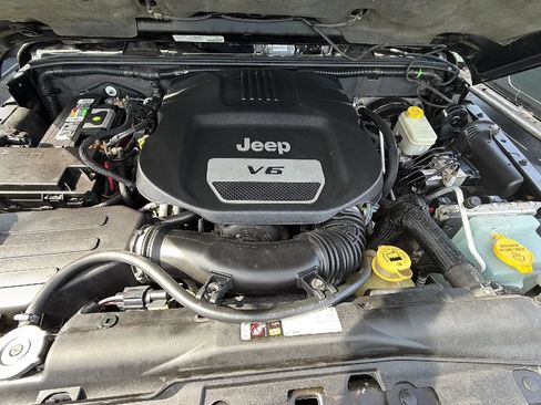 Used 2014 Jeep Wrangler Unlimited Sahara w/ Dual Top Group AWD/4WD image 32