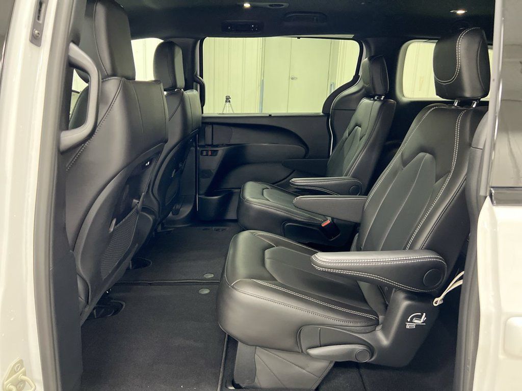 New 2026 Chrysler Pacifica Select FWD image 22