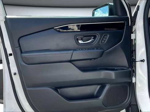 Used 2025 Honda Pilot EX-L image 22