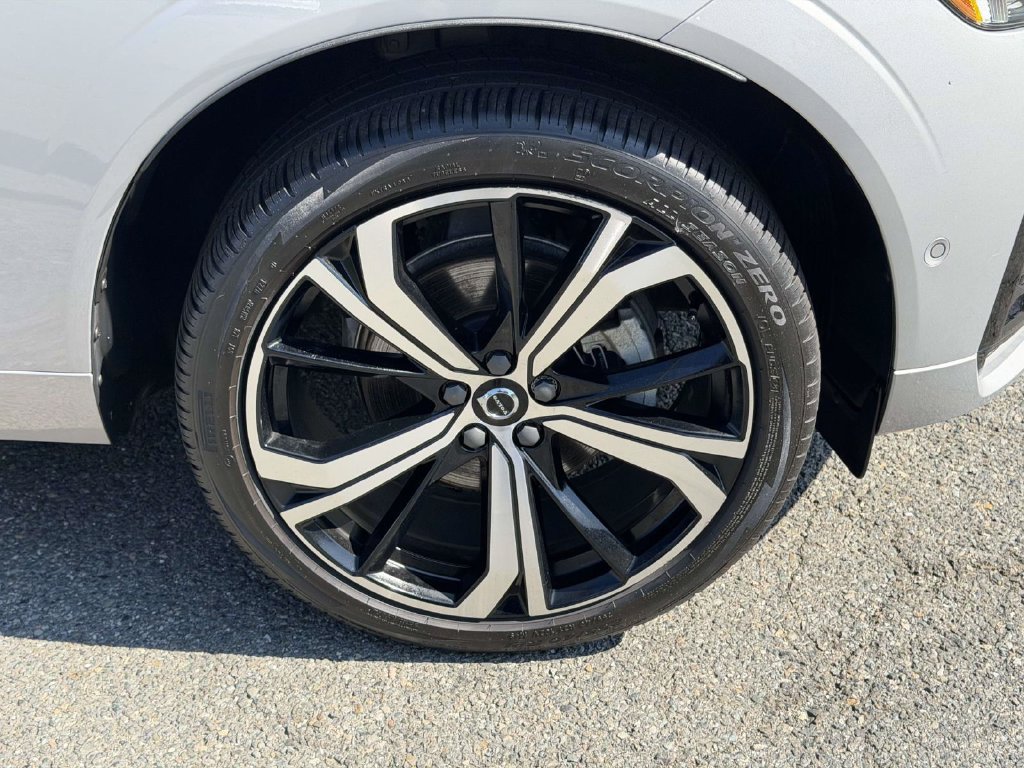 Used 2023 Volvo XC60 B5 Ultimate w/ Climate Package FWD image 25