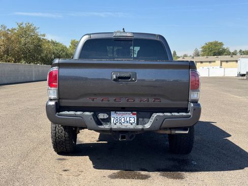 Used 2021 Toyota Tacoma TRD Off-Road w/ Technology Package AWD/4WD image 4