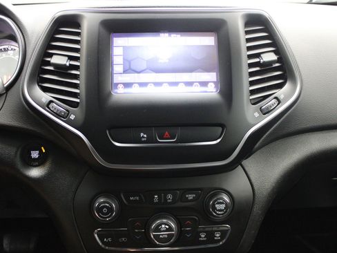 Used 2019 Jeep Cherokee Latitude Plus w/ Comfort/Convenience Group AWD/4WD image 32