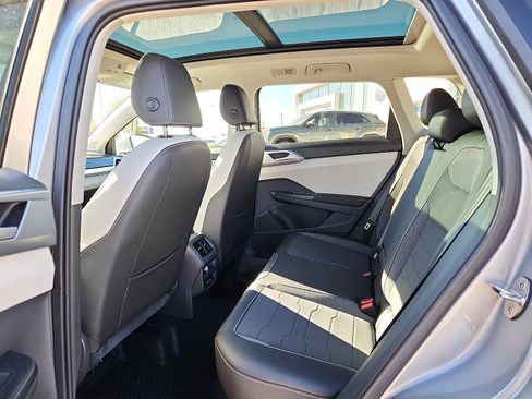 New 2026 Volkswagen Taos SE image 9