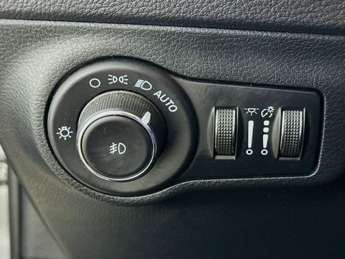 Used 2021 Jeep Compass Latitude w/ Sun and Sound Group AWD/4WD image 12