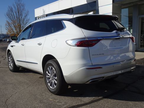 Used 2024 Buick Enclave Premium image 3