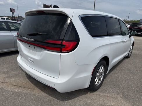 Used 2023 Chrysler Pacifica Touring-L FWD image 9