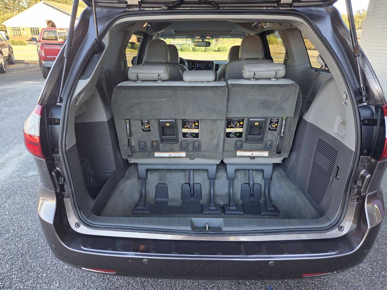 Used 2015 Toyota Sienna XLE FWD image 13