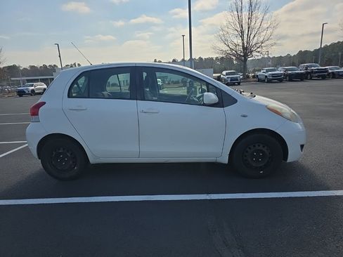 Used 2010 Toyota Yaris 4-Door Hatchback image 9
