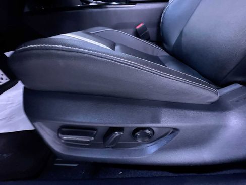 Used 2025 Toyota Camry SE w/ Convenience Package image 12