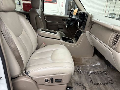 Used 2005 GMC Yukon XL SLT w/ SLT Preferred Equipment Group AWD/4WD image 30