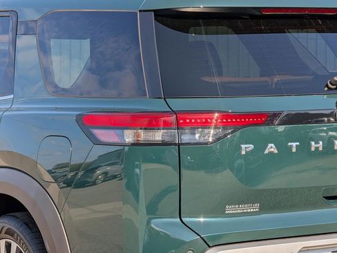 Used 2022 Nissan Pathfinder Platinum w/ Cargo Package image 10