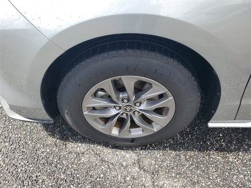 Used 2024 Toyota Sienna XLE image 5