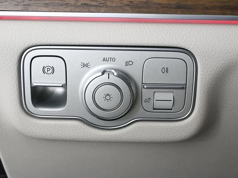 Certified 2025 Mercedes-Benz GLE 450e 4MATIC image 9