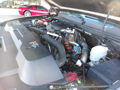 Used 2011 Chevrolet Silverado 2500 LT w/ Interior Plus Package AWD/4WD image 21