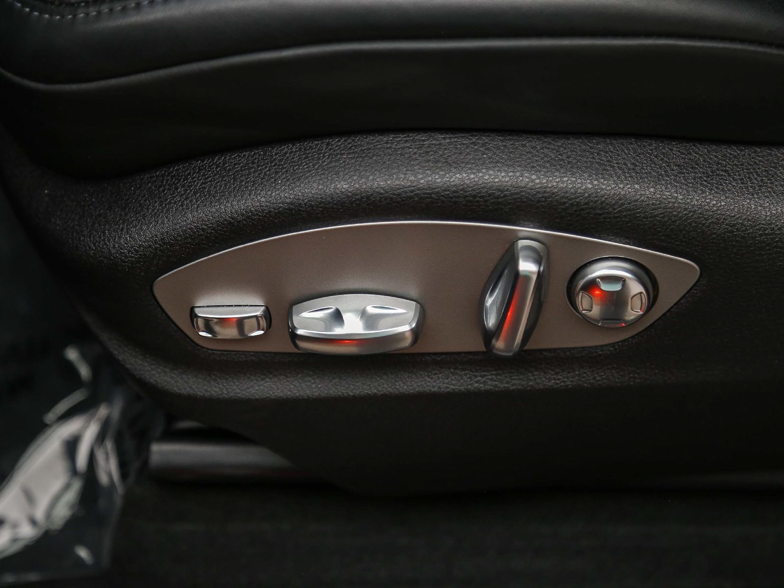 Certified 2026 Porsche Macan AWD/4WD image 24