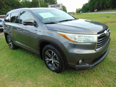 Used 2016 Toyota Highlander XLE FWD image 2