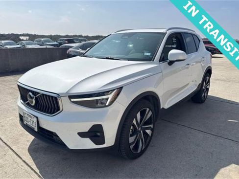 Used 2023 Volvo XC40 B5 Plus image 1