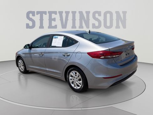 Used 2017 Hyundai Elantra SE FWD image 3