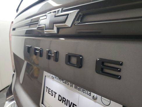 Used 2022 Chevrolet Tahoe Z71 w/ Luxury Package AWD/4WD image 7