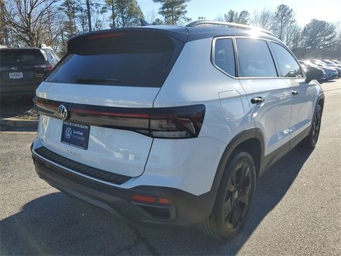 Certified 2025 Volkswagen Taos SE image 4