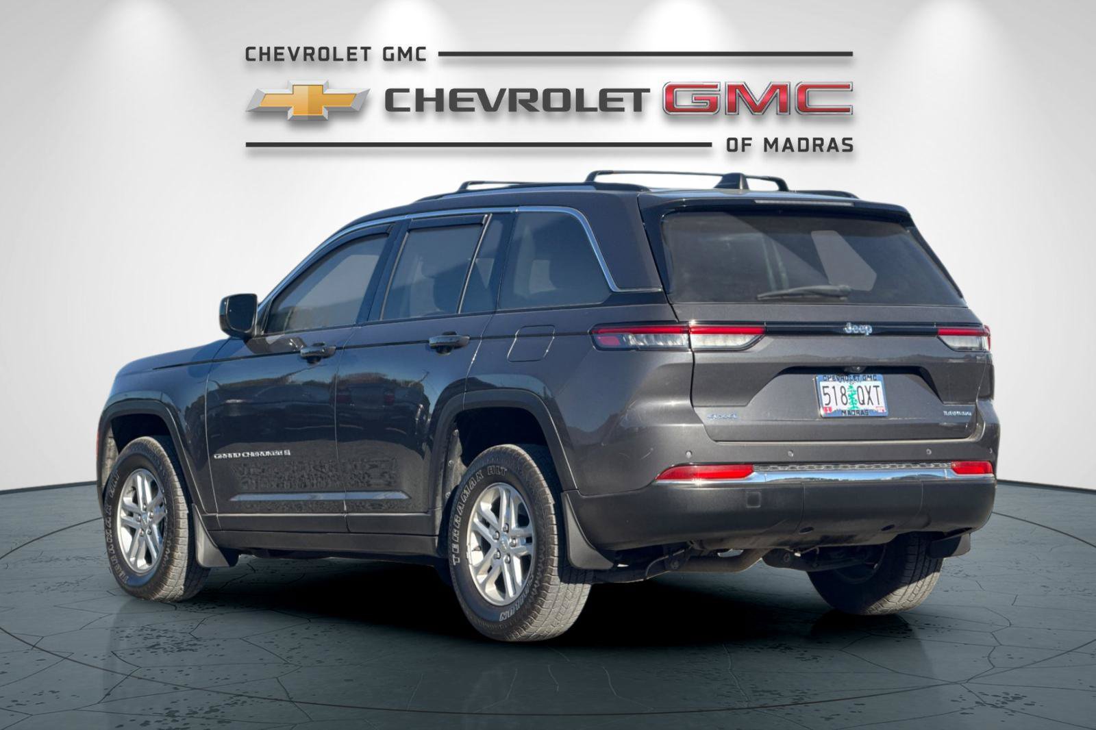 Used 2023 Jeep Grand Cherokee Laredo AWD/4WD image 5