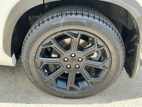 Used 2022 Toyota Highlander L FWD image 5