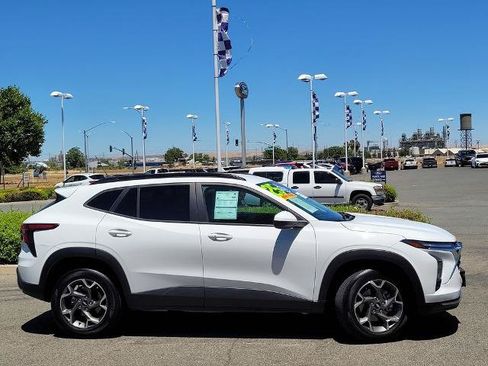 Used 2025 Chevrolet Trax LT w/ Driver Confidence Package FWD image 3