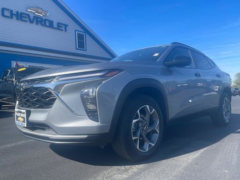 Used 2024 Chevrolet Trax LT w/ Driver Confidence Package image 3