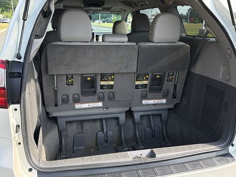 Used 2017 Toyota Sienna XLE w/ XLE Navigation Package FWD image 28