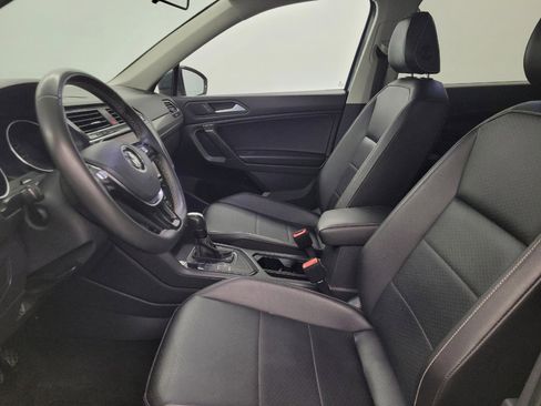 Used 2021 Volkswagen Tiguan SE image 17