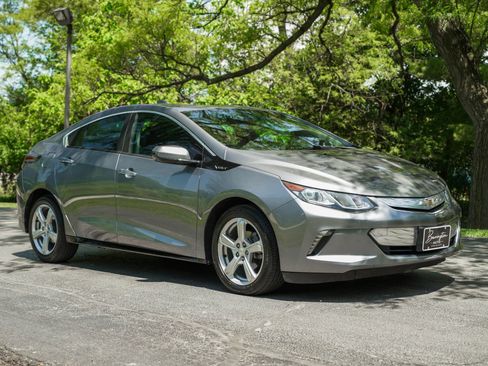 Used 2018 Chevrolet Volt LT w/ LT Driver Confidence Package FWD image 3