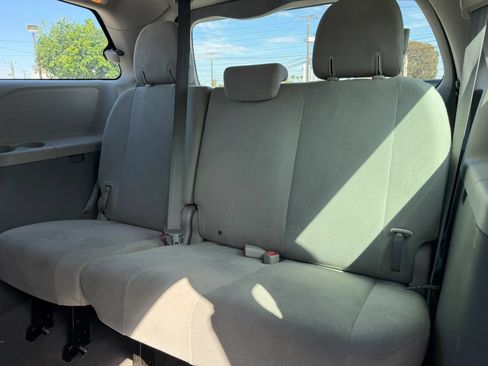 Used 2011 Toyota Sienna w/ Towing Pkg FWD image 13