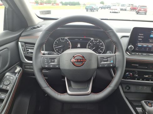 Used 2025 Nissan Rogue SV AWD/4WD image 9