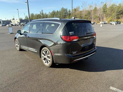 Used 2018 Chrysler Pacifica Limited w/ Tire & Wheel Group image 2