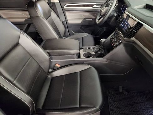 Used 2023 Volkswagen Atlas SE w/ Panoramic Sunroof Package FWD image 3