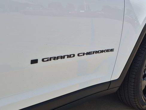Used 2024 Jeep Grand Cherokee Limited w/ Black Appearance Package AWD/4WD image 29