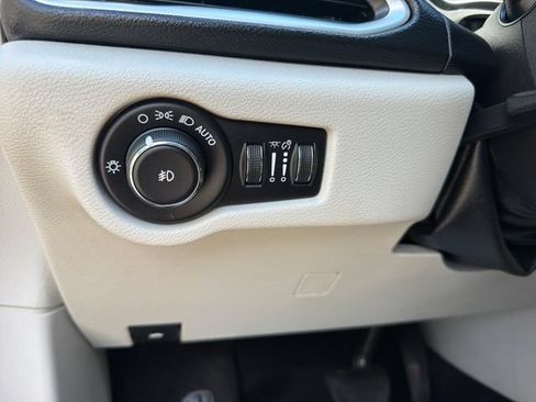 Used 2020 Chrysler Pacifica Touring-L FWD image 18