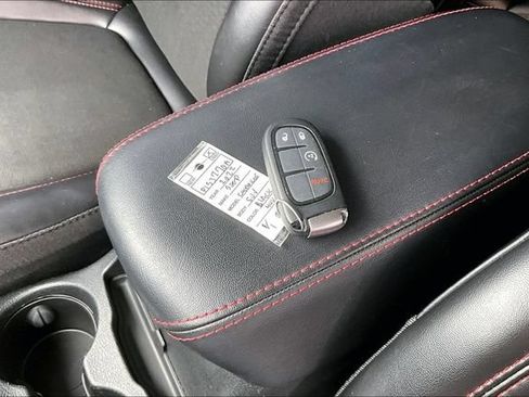 Used 2022 Jeep Cherokee Trailhawk AWD/4WD image 10