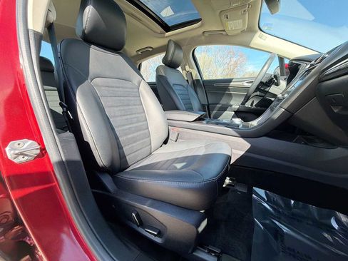 Used 2017 Ford Fusion SE w/ Fusion SE Technology Package image 19