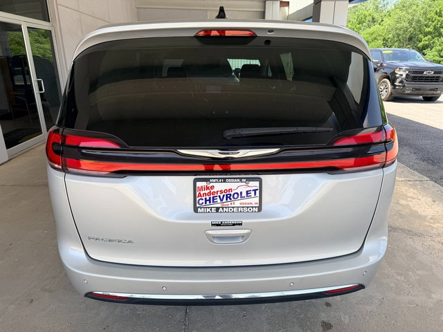 Used 2024 Chrysler Pacifica Touring-L FWD image 8