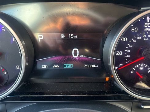 Used 2023 Kia Carnival EX image 13